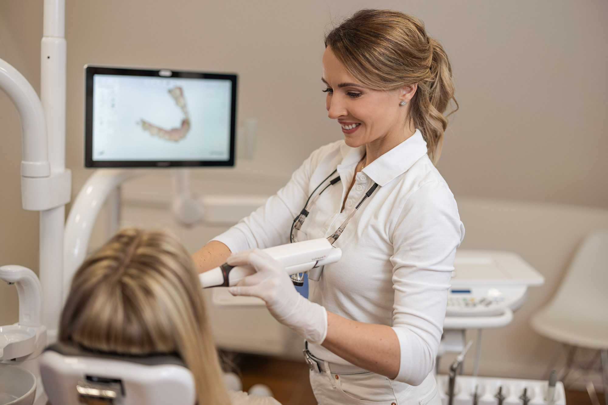 Dr. med. dent. Mona Halder-Deters mit Patientin