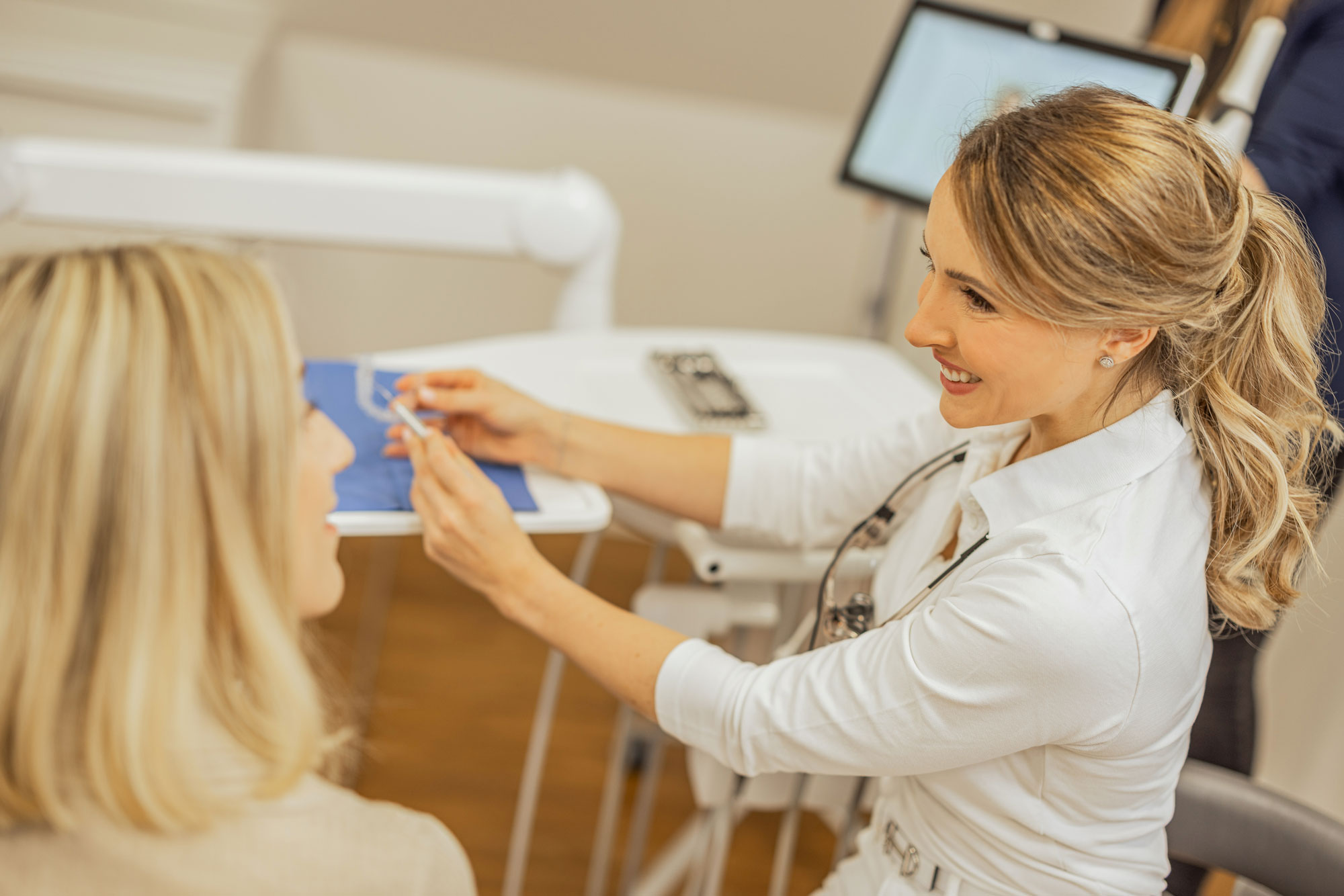 Dr. med. dent. Mona Halder-Deters mit Patientin